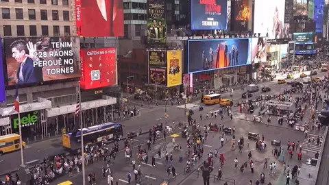 Compromís "recibe" a Mazón en Nueva York con un mensaje en Times Square: "Tenemos 228 razones para que no vuelvas" - Compromís "recibe" a Mazón en Nueva York con un mensaje en Times Square: "Tenemos 228 razones para que no vuelvas" -