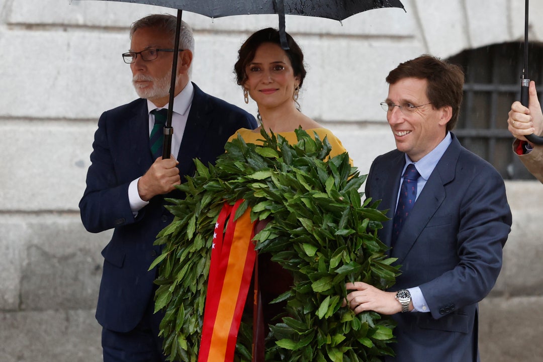 Madrid celebra un Dos de Mayo atípico protagonizado por la lluvia y los desencuentros del Gobierno regional y nacional Madrid celebra un Dos de Mayo atípico protagonizado por la lluvia y los desencuentros del Gobierno regional y nacional
