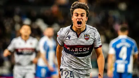El jugador del Levante UD Carlos Álvarez celebrando un gol con el equipo El jugador del Levante UD Carlos Álvarez celebrando un gol con el equipo