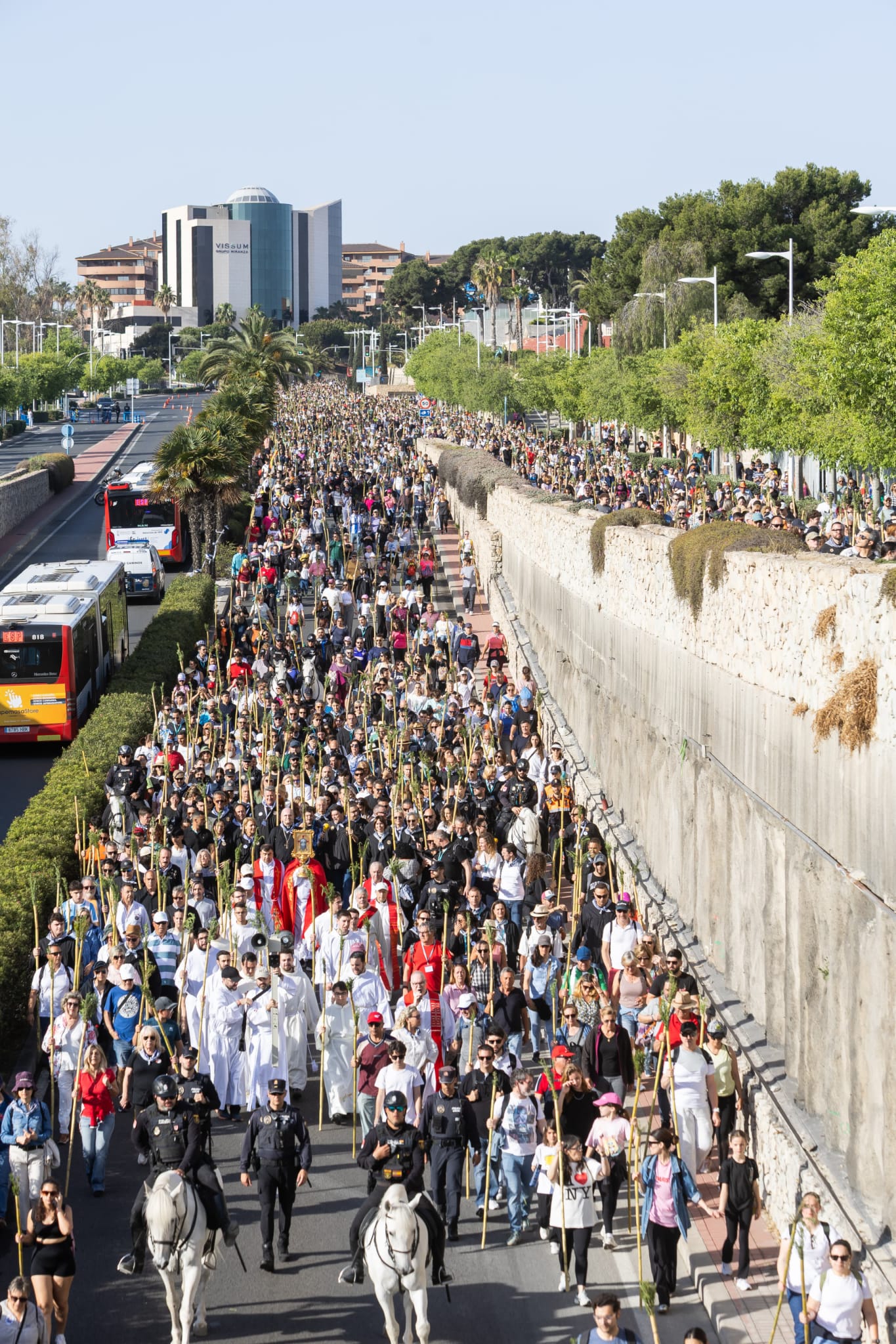Romería de récord: Más de 350.000 peregrinos acuden a la Santa Faz Romería de récord: Más de 350.000 peregrinos acuden a la Santa Faz
