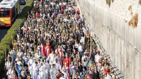 El obispo junto a la corporación municipal y peregrinos en la romería El obispo junto a la corporación municipal y peregrinos en la romería