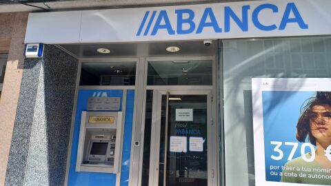 Sucursal de ABANCA, atracada en Os Castros, el viernes 2 de mayo
