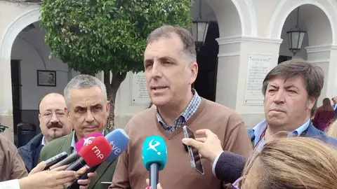 Vox afea a Guardiola su "deshumanidad" por recurrir el reparto de menores y usar políticamente "a los primeros cien" Vox afea a Guardiola su "deshumanidad" por recurrir el reparto de menores y usar políticamente "a los primeros cien"