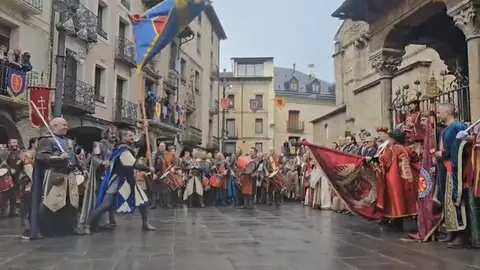 Banderas ondeando en la plaza en el Primer Viernes de Mayo en Jaca Banderas ondeando en la plaza en el Primer Viernes de Mayo en Jaca