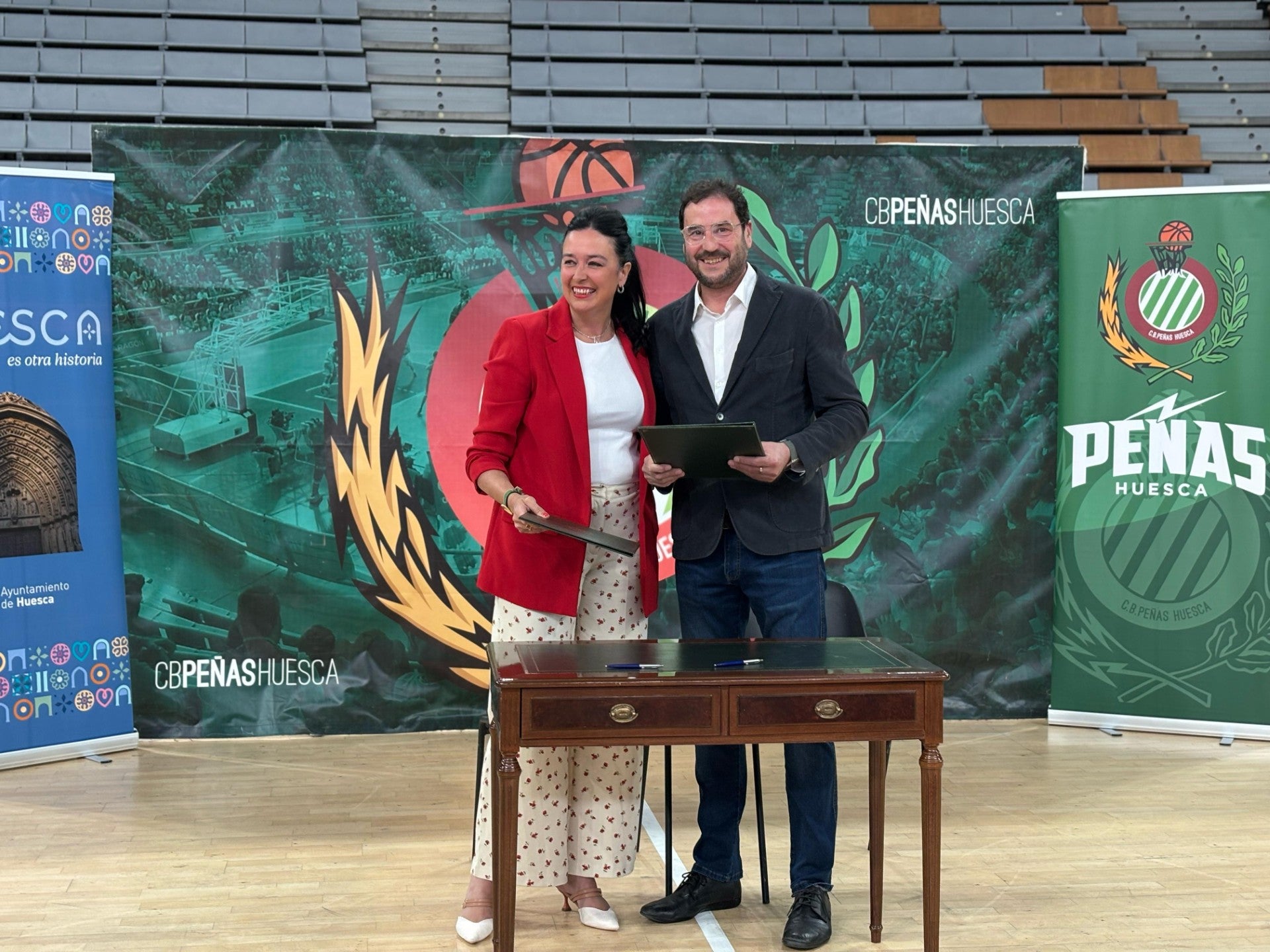 Acuerdo para promocionar la marca turística “Huesca es otra historia” con el CB Peñas Acuerdo para promocionar la marca turística “Huesca es otra historia” con el CB Peñas