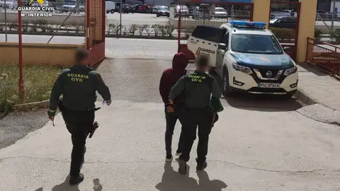 Agentes de la Guardia Civil con el detenido en Aspe. Agentes de la Guardia Civil con el detenido en Aspe.