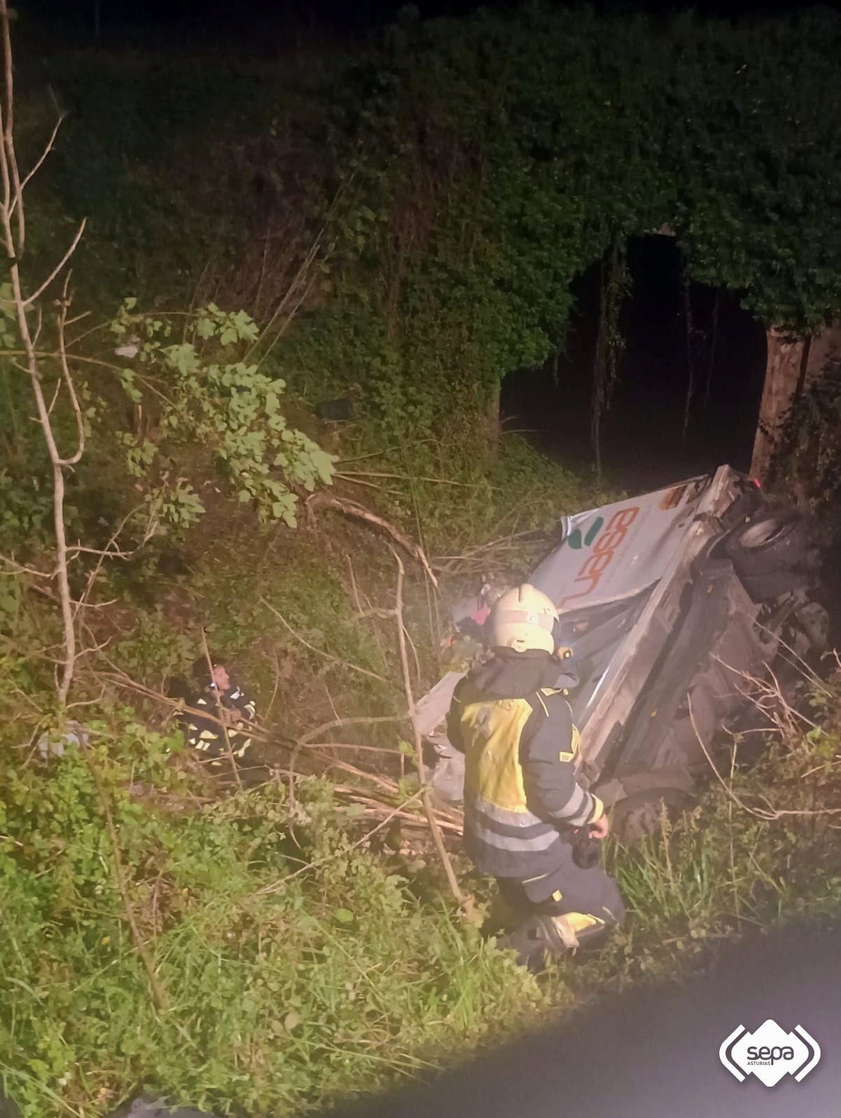 Herido un transportista cuyo camión cayó por un desnivel en Tineo Herido un transportista cuyo camión cayó por un desnivel en Tineo