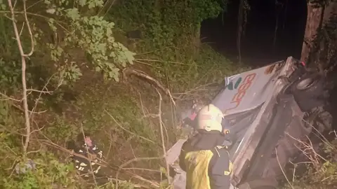 Herido un transportista cuyo camión cayó por un desnivel en Tineo Herido un transportista cuyo camión cayó por un desnivel en Tineo