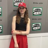 La cantante benidormense Nuria López en los estudios de Onda Cero Marina Baixa.