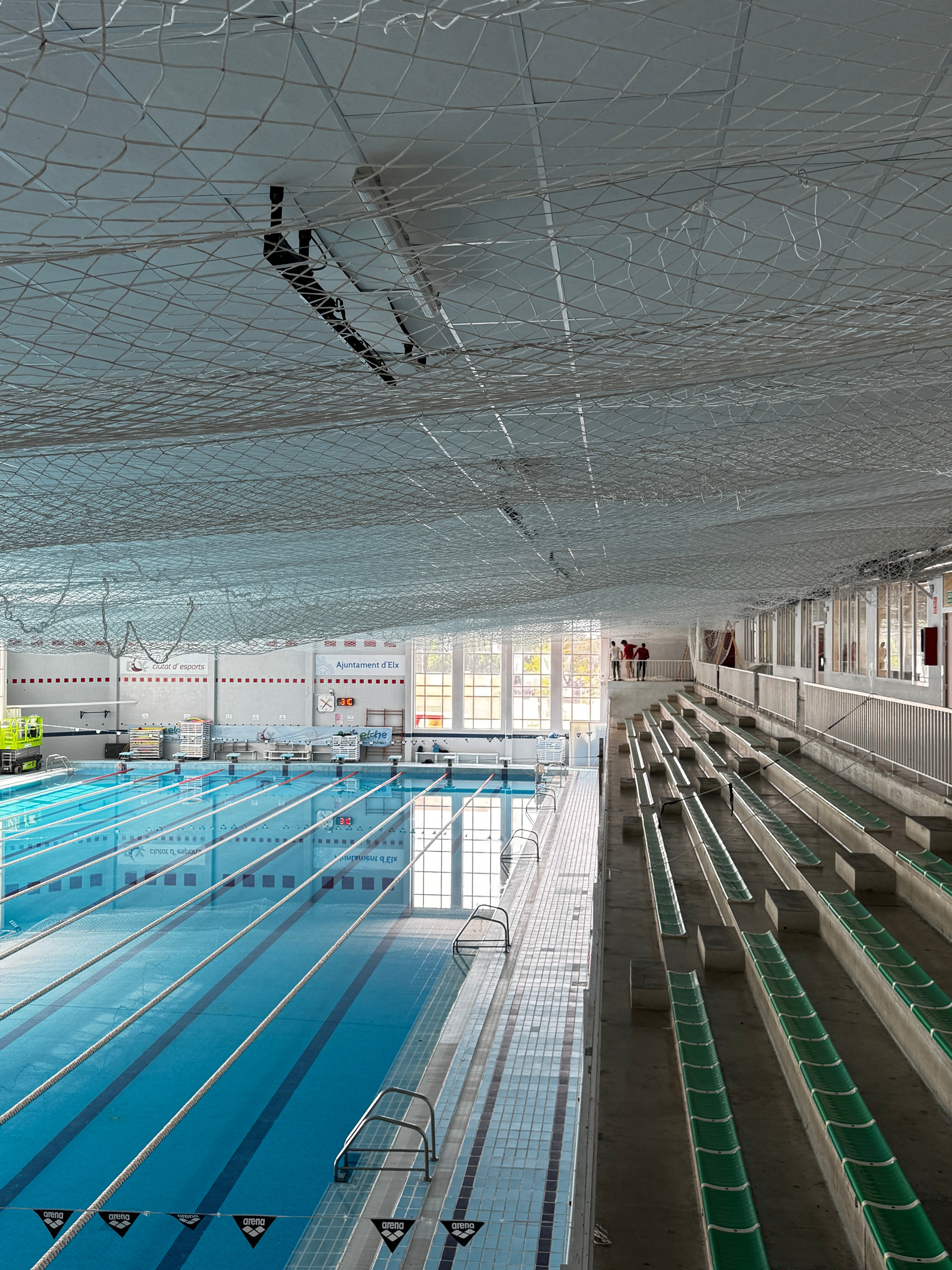 Redes en el techo de la piscina del pabellón Esperanza Lag de Elche. Redes en el techo de la piscina del pabellón Esperanza Lag de Elche.