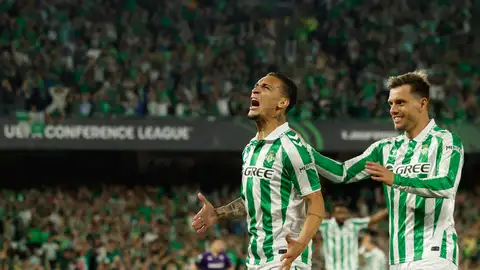 Los jugadores del Betis, el brasileño Antony (i) y el argentino Lo Celso, celebran el segundo gol del equipo bético durante el partido de ida de las semifinales de la Liga Conferencia que Real Betis y ACF Fiorentina disputan este jueves en el estadio Benito Villamarín, en Sevilla Los jugadores del Betis, el brasileño Antony (i) y el argentino Lo Celso, celebran el segundo gol del equipo bético durante el partido de ida de las semifinales de la Liga Conferencia que Real Betis y ACF Fiorentina disputan este jueves en el estadio Benito Villamarín, en Sevilla