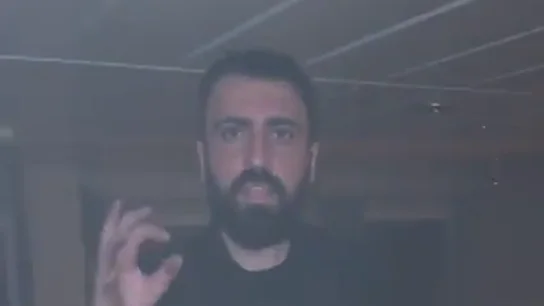 Ismail Beheşti, de la ONG turca IHH, muestra el humo y los destrozos del buque tras los ataques Ismail Beheşti, de la ONG turca IHH, muestra el humo y los destrozos del buque tras los ataques
