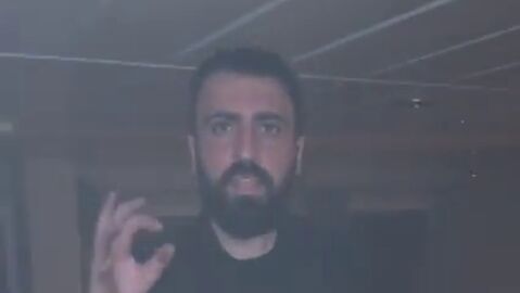 Ismail Beheşti, de la ONG turca IHH, muestra el humo y los destrozos del buque tras los ataques