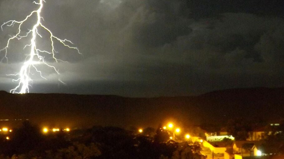 Un rayo cayendo sobre una monta&ntilde;a