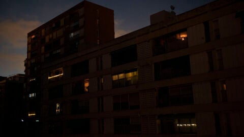 Un edificio de Vigo sin luz durante el apag&oacute;n
