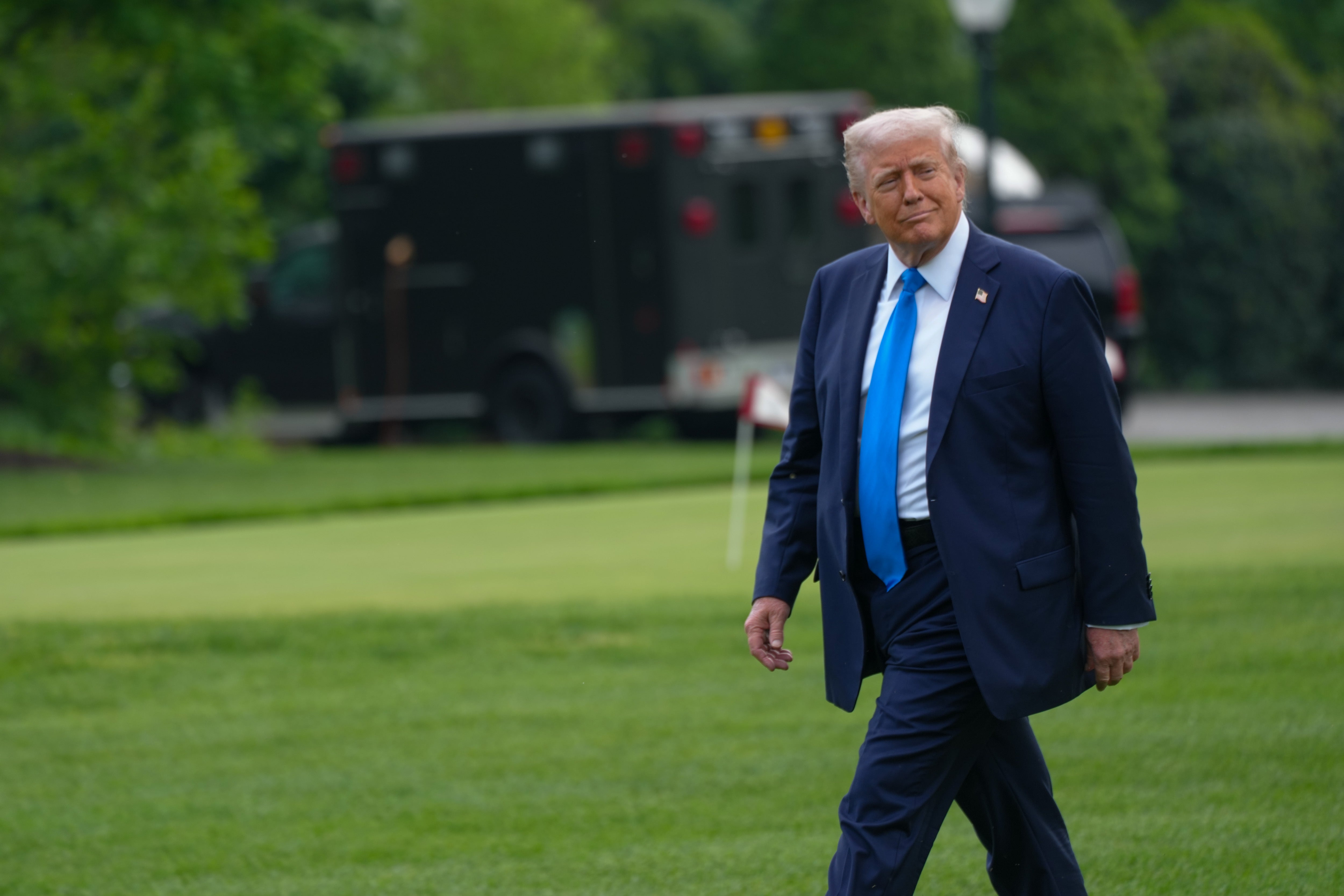 Donald Trump publica una imagen de sí mismo como si fuera el próximo papa Donald Trump publica una imagen de sí mismo como si fuera el próximo papa
