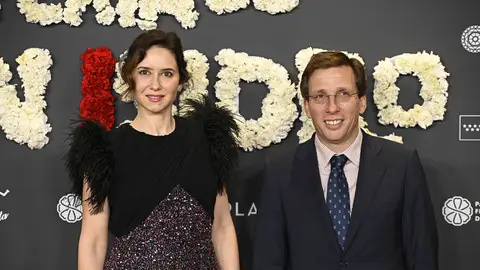Isabel Díaz Ayuso y José Luis Martínez-Almeida durante la alfombra roja de la gala de presentación de carteles para la próxima Feria de San Isidro Isabel Díaz Ayuso y José Luis Martínez-Almeida durante la alfombra roja de la gala de presentación de carteles para la próxima Feria de San Isidro