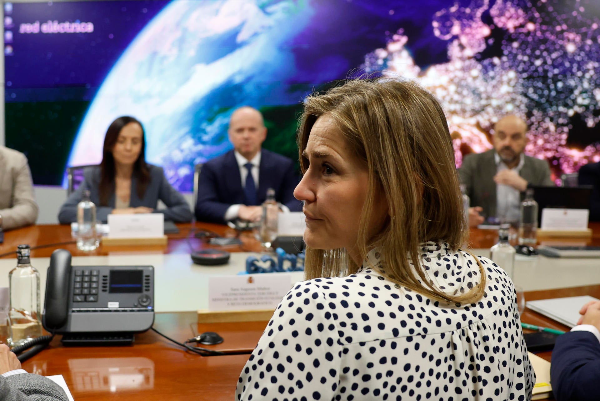 El Gobierno crea dos grupos de trabajo para descifrar la causa del apagón mientras sigue sin descartar ninguna hipótesis El Gobierno crea dos grupos de trabajo para descifrar la causa del apagón mientras sigue sin descartar ninguna hipótesis