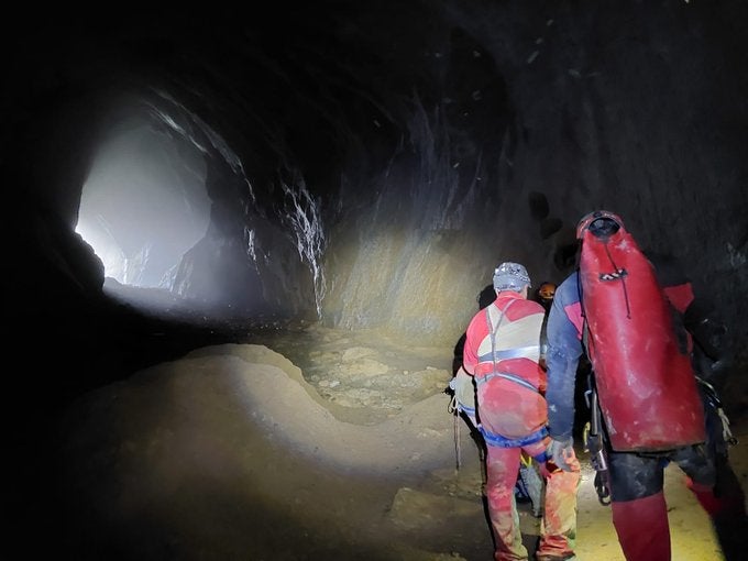 Rescatado un espeléologo de 60 años herido en una cueva de Arredondo Rescatado un espeléologo de 60 años herido en una cueva de Arredondo