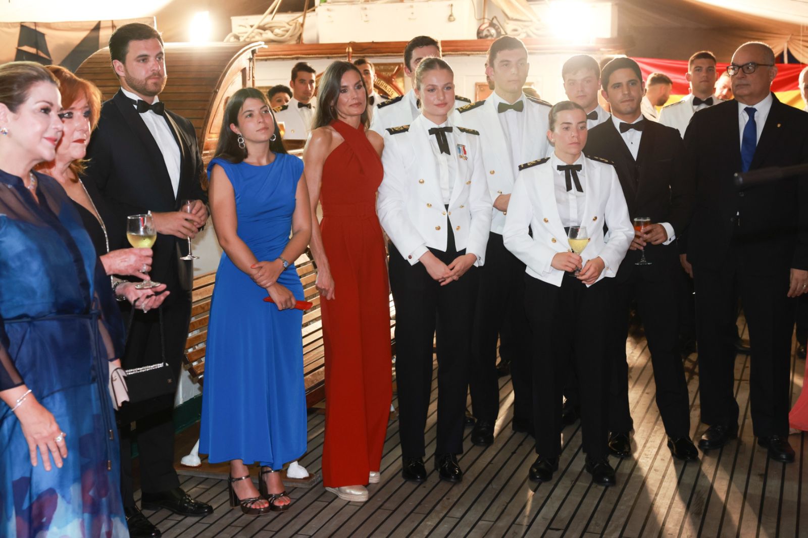 La reina Letizia asiste junto a la princesa Leonor a la recepción a bordo del "Elcano" La reina Letizia asiste junto a la princesa Leonor a la recepción a bordo del "Elcano"