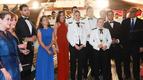 La reina Letizia y la princesa Leonor en la recepción a bordo del Elcano La reina Letizia y la princesa Leonor en la recepción a bordo del Elcano