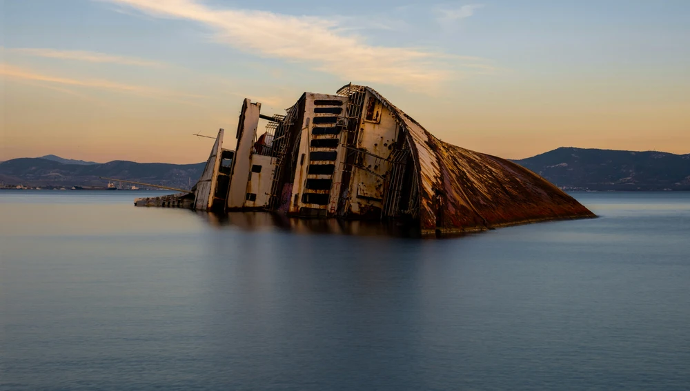 Mediterranean Sky, el barco hundido más famoso en Elefsina Mediterranean Sky, el barco hundido más famoso en Elefsina