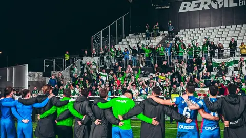 El Elche celebra el triunfo en Burgos. El Elche celebra el triunfo en Burgos.