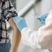 Elegir el brazo en el que te vacunas puede afectar a la eficacia, según los expertos