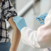 Elegir el brazo en el que te vacunas puede afectar a la eficacia, según los expertos Elegir el brazo en el que te vacunas puede afectar a la eficacia, según los expertos
