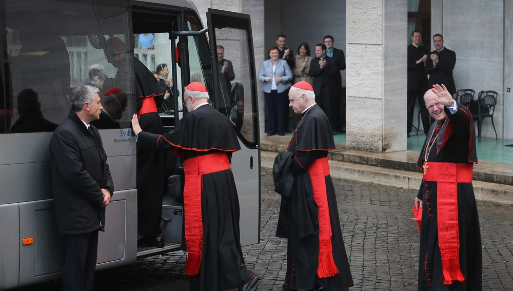 Os cardeais vão até o ônibus para ir para a capela sistina no conclave de 2013 Os cardeais vão até o ônibus para ir para a capela sistina no conclave de 2013
