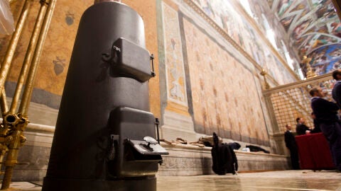 La estufa donde se quemar&aacute;n los votos de los cardenales despu&eacute;s de cada votaci&oacute;n durante el C&oacute;nclave Papal