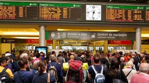 Caos de viajeros en la estaci&oacute;n de Mar&iacute;a Zambrano 