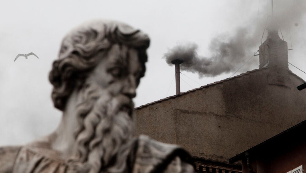 Cómo se produce el humo de la fumata que sale en el cónclave