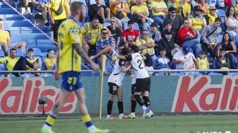 Jugadores del Valencia celebran uno de los goles a Las Palmas