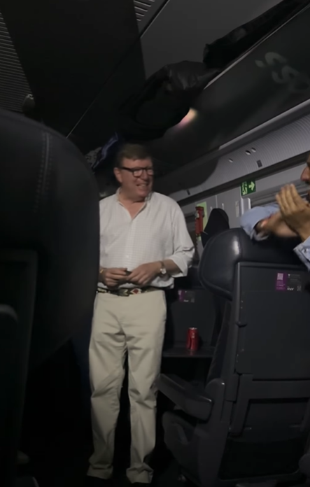 César, de ‘Los Morancos’, atrapado en el AVE tras el "sabotaje": "Nadie nos decía nada, había una desinformación brutal" César, de ‘Los Morancos’, atrapado en el AVE tras el "sabotaje": "Nadie nos decía nada, había una desinformación brutal"