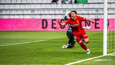 Guti celebra el 0-1 en el primer minuto de juego Guti celebra el 0-1 en el primer minuto de juego