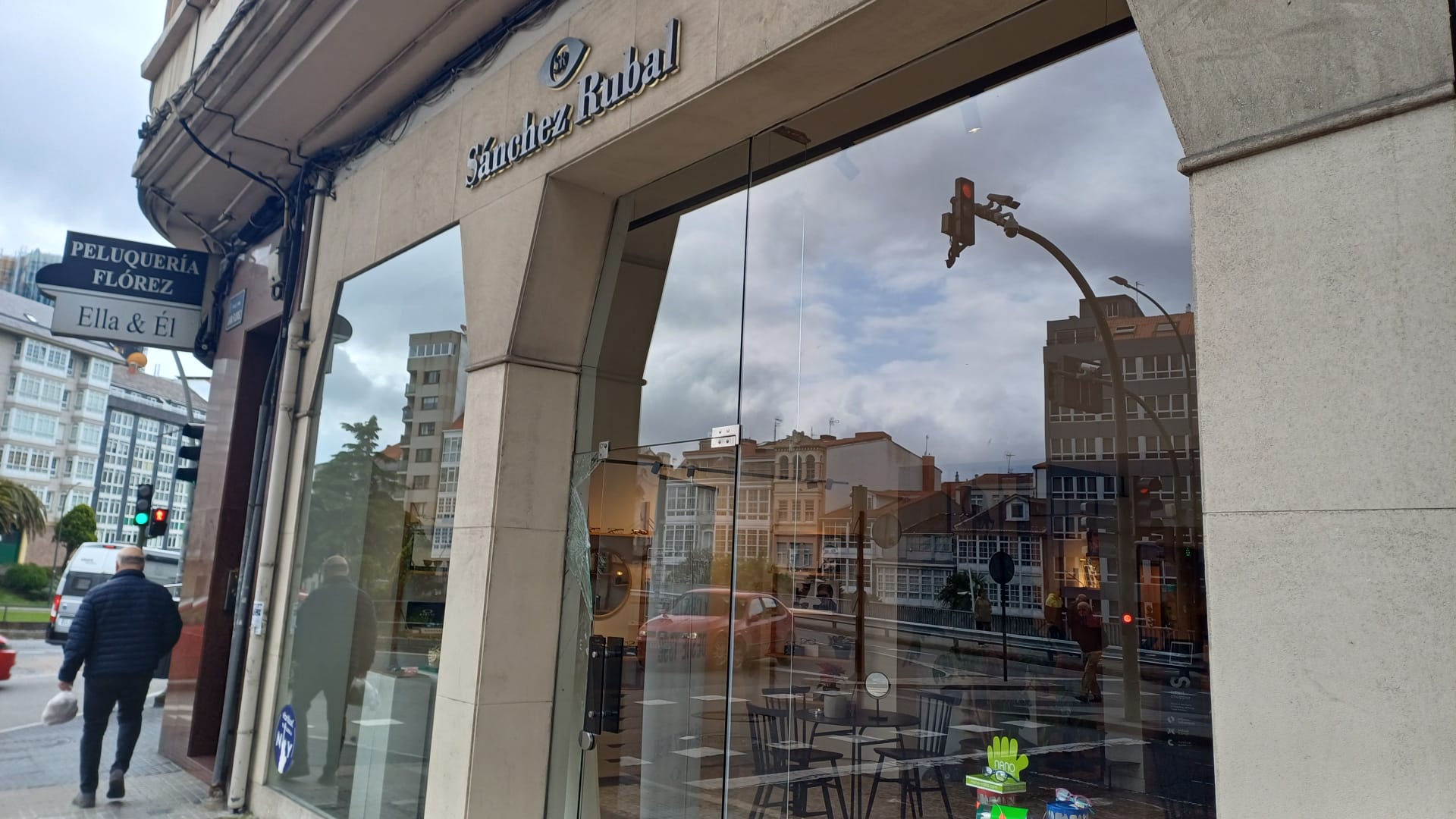 La Policía Nacional detiene al presunto autor de dos robos nocturnos en A Coruña La Policía Nacional detiene al presunto autor de dos robos nocturnos en A Coruña