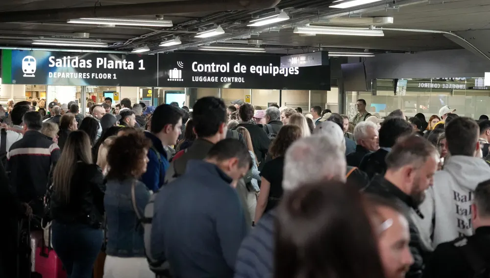 Viajeros afectados por el sabotaje del AVE se amontonan en la estación de Atocha/ Juan Carlos Vélez Viajeros afectados por el sabotaje del AVE se amontonan en la estación de Atocha/ Juan Carlos Vélez