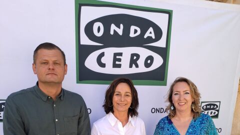 Yauheni Bely, director de Marketing y Ventas de VIVA Hotels, la alcaldesa de Alc&uacute;dia, Josefina Linares, y Elka Dimitrova. 