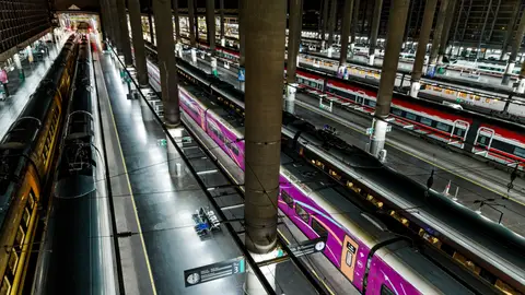 Un tren en la Estación de Atocha, a 4 de mayo de 2025, en Madrid (España) Un tren en la Estación de Atocha, a 4 de mayo de 2025, en Madrid (España)