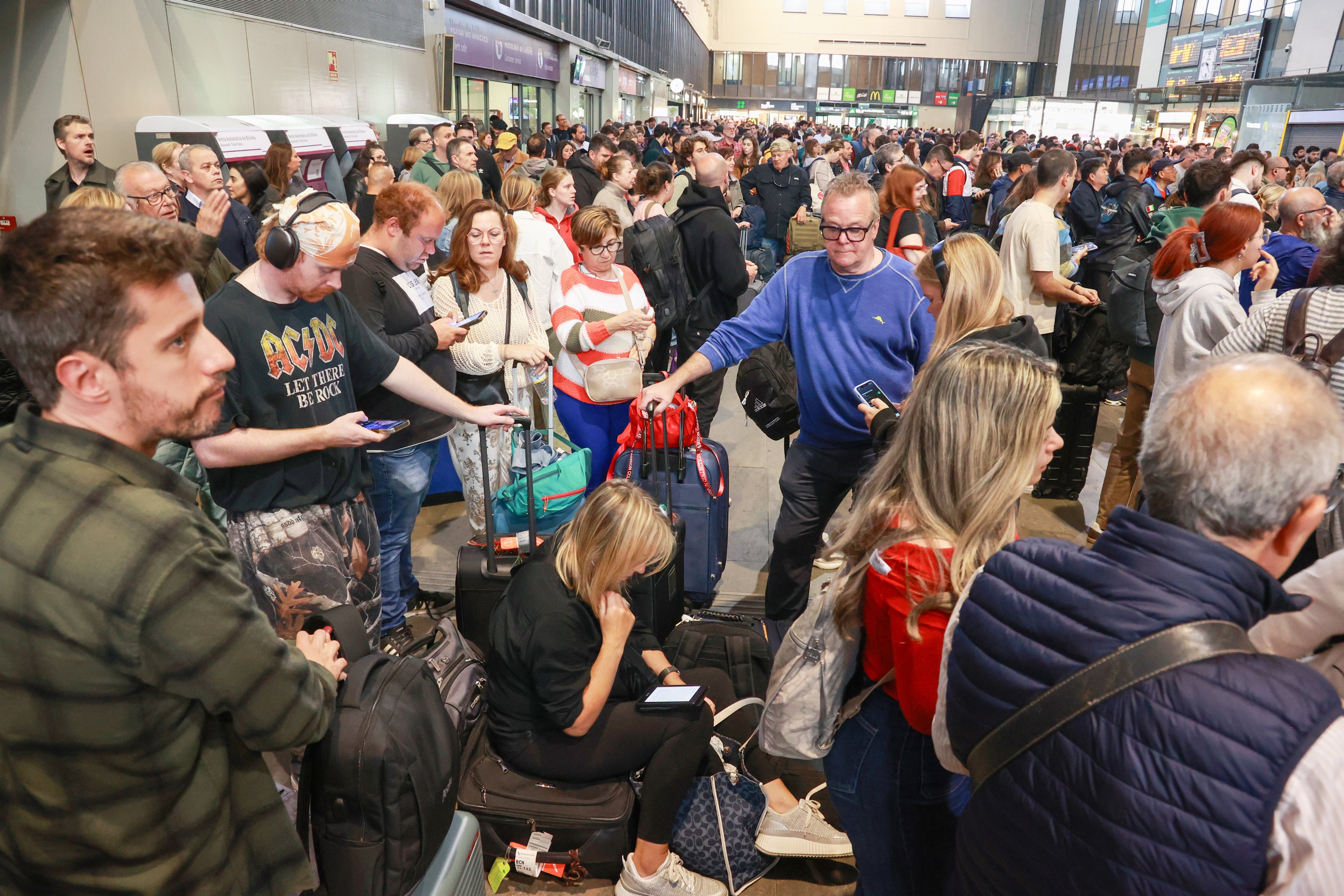 El caos en la red ferroviaria de España por el robo de cobre en Toledo provoca retrasos en Granada de hasta tres horas El caos en la red ferroviaria de España por el robo de cobre en Toledo provoca retrasos en Granada de hasta tres horas