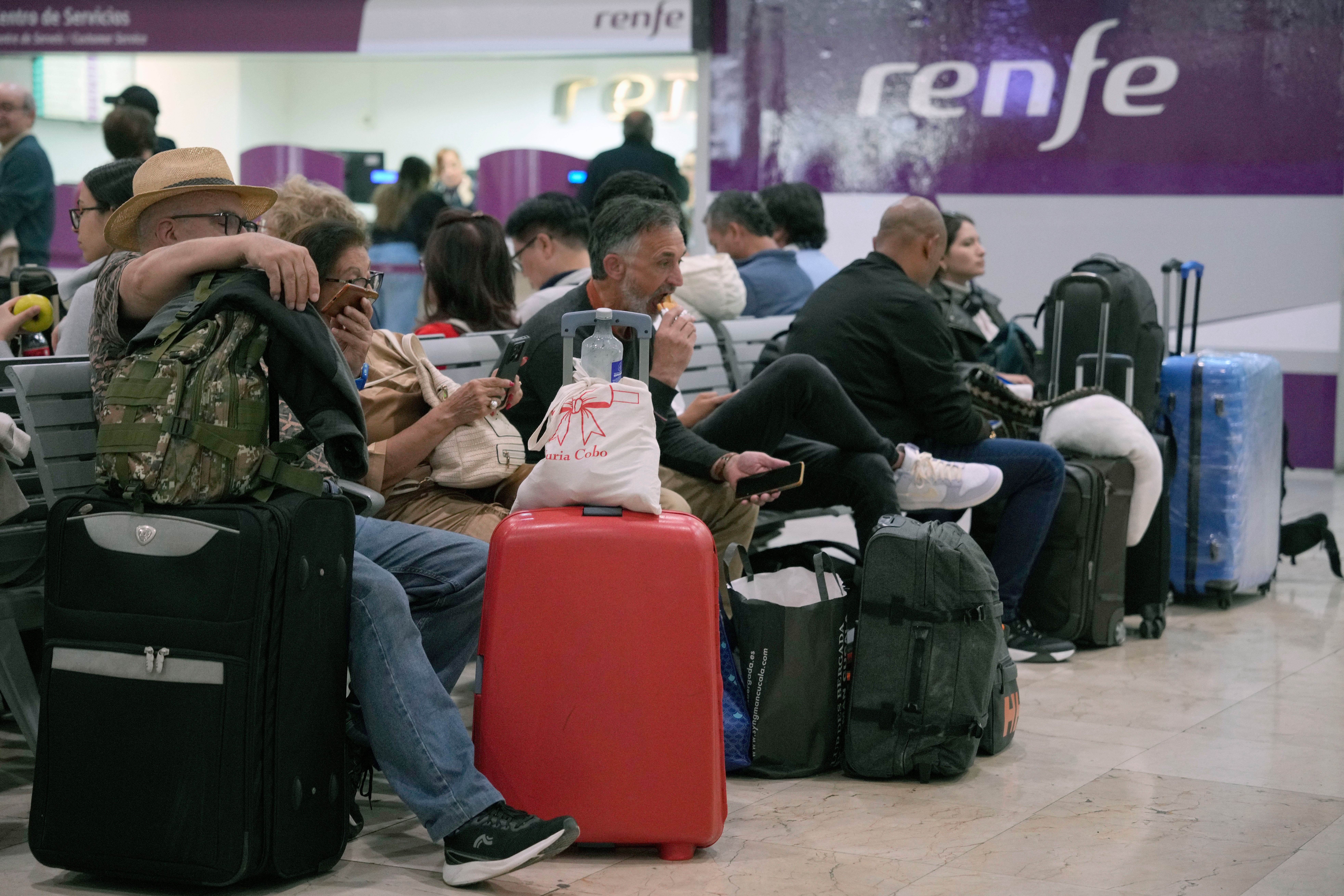 Última hora de Renfe: en directo el "sabotaje" que denuncia Óscar Puente por un robo de cable Última hora de Renfe: en directo el "sabotaje" que denuncia Óscar Puente por un robo de cable
