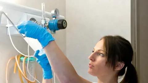 Todo lo que debes saber sobre las oposiciones de Auxiliar de Enfermería en la Comunidad Valenciana Estudiante del ciclo de Técnico Auxiliar de Enfermería