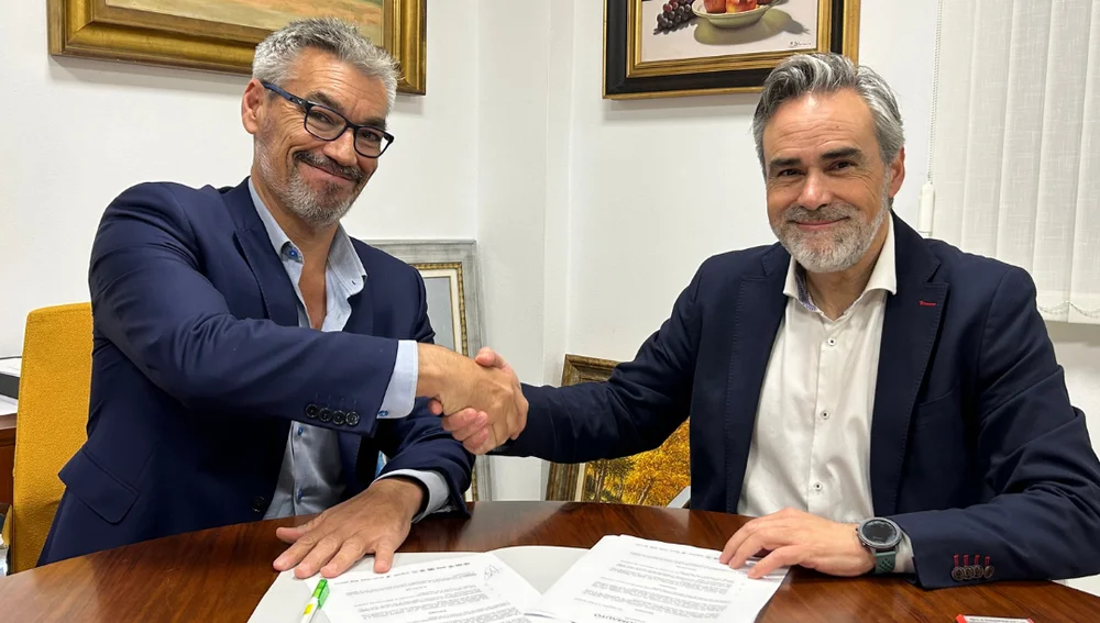 Sergio Fuster, gerente de la cooperativa, y Miguel Sánchez, gerente de Grupo Comauto Automoción Sergio Fuster, gerente de la cooperativa, y Miguel Sánchez, gerente de Grupo Comauto Automoción