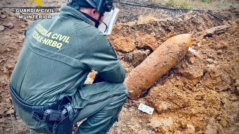 Desactivada una bomba de aviación de la Guerra Civil hallada en una finca de Villanueva de la Serena Desactivada una bomba de aviación de la Guerra Civil hallada en una finca de Villanueva de la Serena