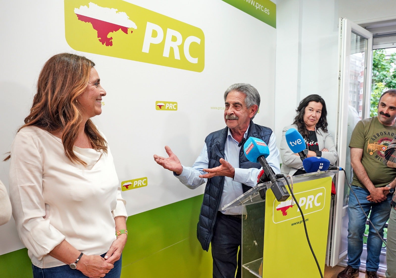Paula Fernández se impone en las primarias del PRC y sucederá a Revilla como candidata a las autonómicas Paula Fernández se impone en las primarias del PRC y sucederá a Revilla como candidata a las autonómicas