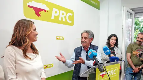 Paula Fernández junto a Miguel Ángel Revilla Paula Fernández junto a Miguel Ángel Revilla