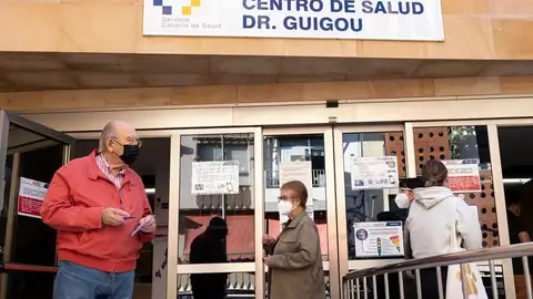 Pacientes a la entrada de un centro de salud de Santa Cruz de Tenerife Pacientes a la entrada de un centro de salud de Santa Cruz de Tenerife