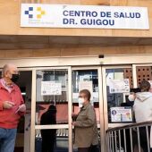 Pacientes a la entrada de un centro de salud de Santa Cruz de Tenerife