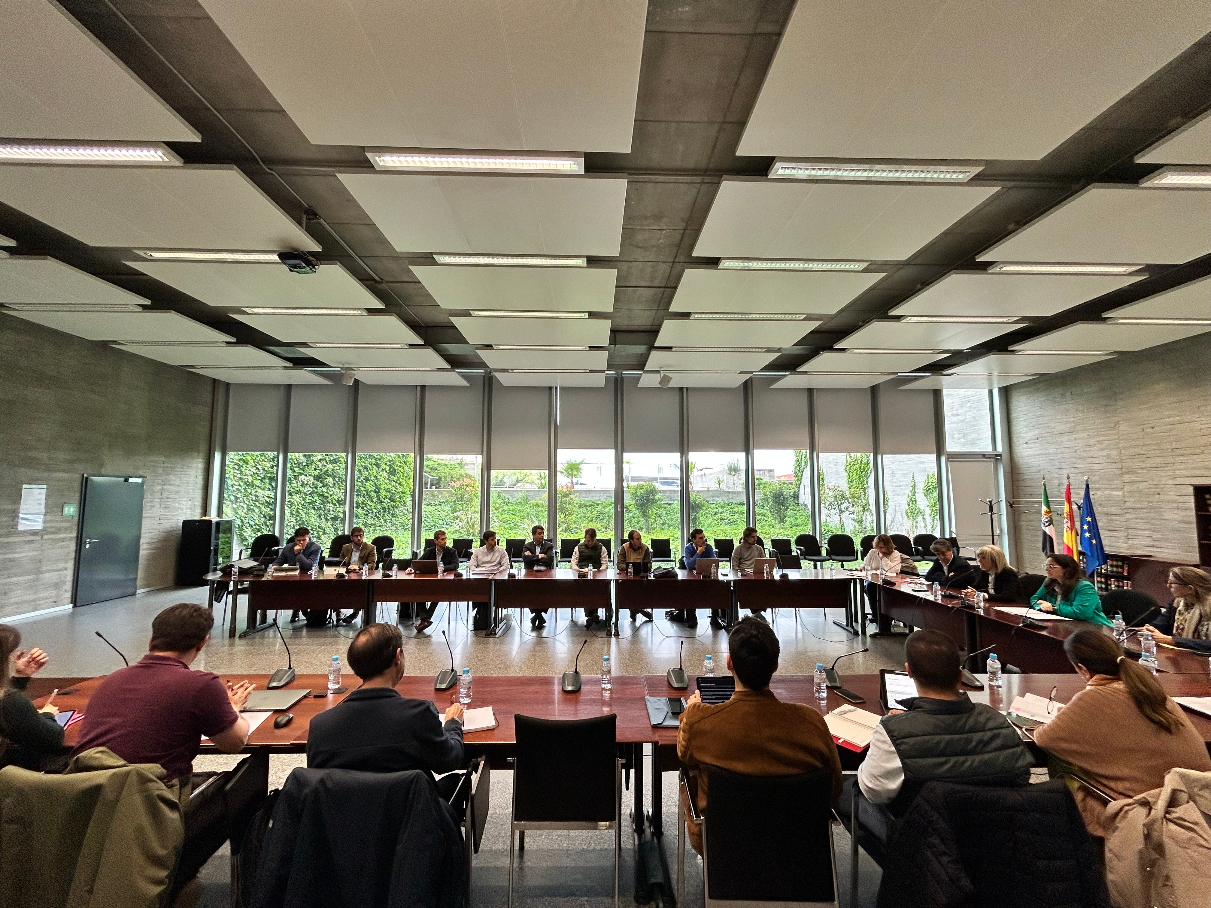 La Junta celebra la II Mesa de Patrimonio y Energía con las principales empresas del sector energético implantadas en la región La Junta celebra la II Mesa de Patrimonio y Energía con las principales empresas del sector energético implantadas en la región